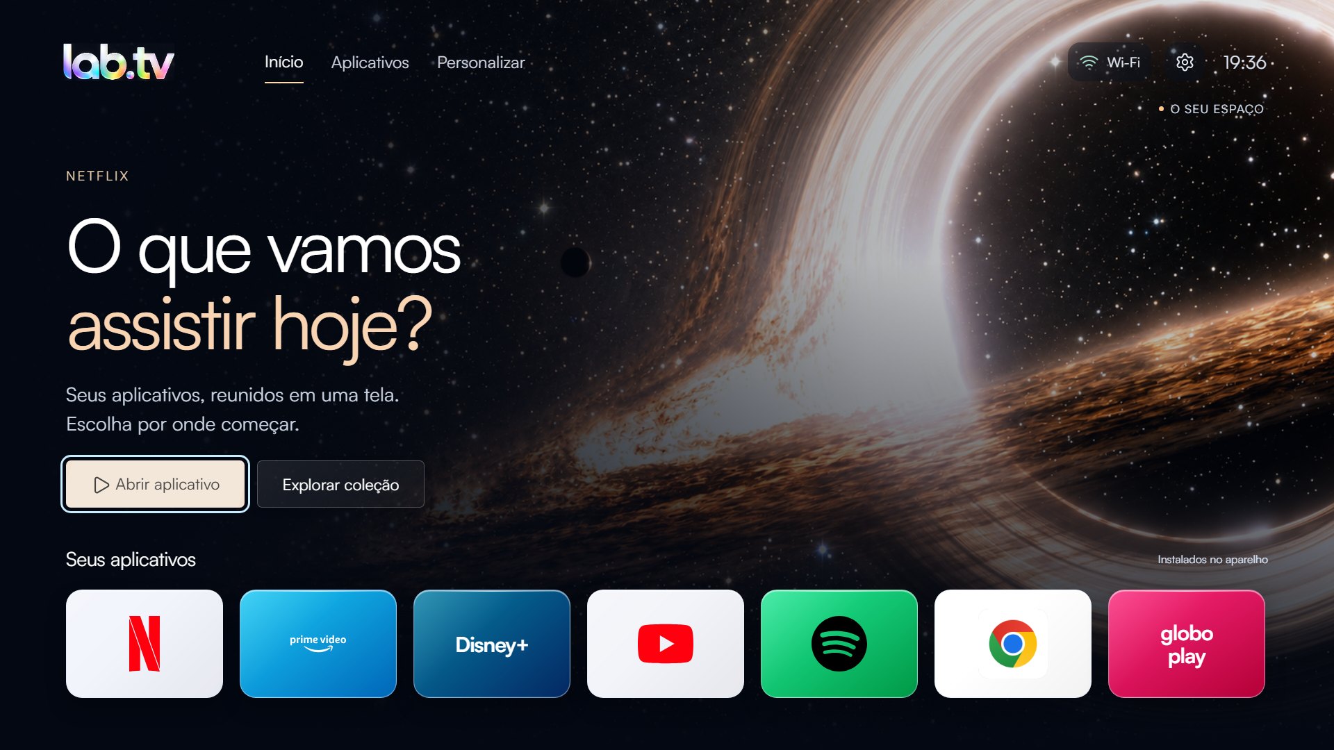 A tela inicial do lab.tv na TV, com Netflix, Prime Video, Disney+, YouTube, Spotify, Chrome e Globoplay